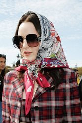 Goście na Tygodniu Mody w Paryżu - lato 2022