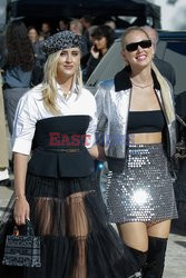 Goście na Tygodniu Mody w Paryżu - lato 2022