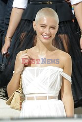 Goście na Tygodniu Mody w Paryżu - lato 2022