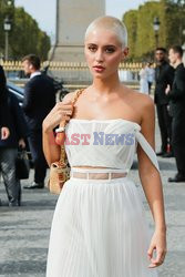 Goście na Tygodniu Mody w Paryżu - lato 2022