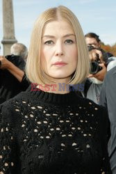 Goście na Tygodniu Mody w Paryżu - lato 2022