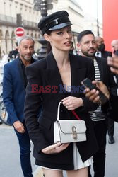 Goście na Tygodniu Mody w Paryżu - lato 2022