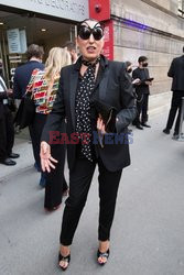 Goście na Tygodniu Mody w Paryżu - lato 2022