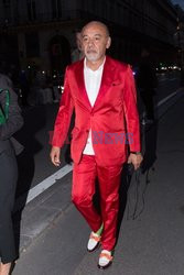 Goście na Tygodniu Mody w Paryżu - lato 2022