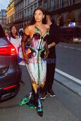 Goście na Tygodniu Mody w Paryżu - lato 2022