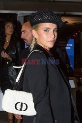 Goście na Tygodniu Mody w Paryżu - lato 2022