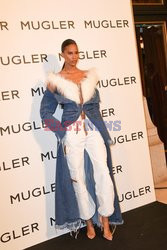 Goście na Tygodniu Mody w Paryżu - lato 2022