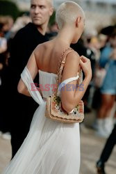 Goście na Tygodniu Mody w Paryżu - lato 2022