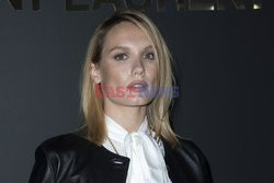 Goście na Tygodniu Mody w Paryżu - lato 2022