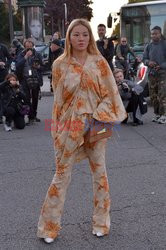 Goście na Tygodniu Mody w Paryżu - lato 2022