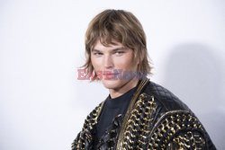 Goście na Tygodniu Mody w Paryżu - lato 2022