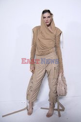 Goście na Tygodniu Mody w Paryżu - lato 2022