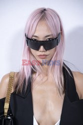 Goście na Tygodniu Mody w Paryżu - lato 2022