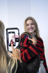 Goście na Tygodniu Mody w Paryżu - lato 2022