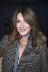 Goście na Tygodniu Mody w Paryżu - lato 2022