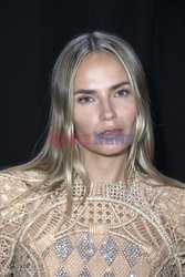 Goście na Tygodniu Mody w Paryżu - lato 2022