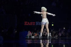 Goście na Tygodniu Mody w Paryżu - lato 2022