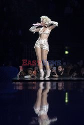 Goście na Tygodniu Mody w Paryżu - lato 2022