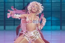 Goście na Tygodniu Mody w Paryżu - lato 2022