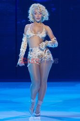 Goście na Tygodniu Mody w Paryżu - lato 2022