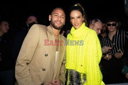 Goście na Tygodniu Mody w Paryżu - lato 2022