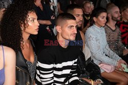 Goście na Tygodniu Mody w Paryżu - lato 2022