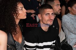 Goście na Tygodniu Mody w Paryżu - lato 2022