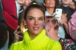 Goście na Tygodniu Mody w Paryżu - lato 2022