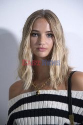 Goście na Tygodniu Mody w Paryżu - lato 2022