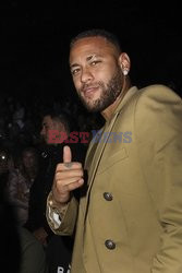 Goście na Tygodniu Mody w Paryżu - lato 2022