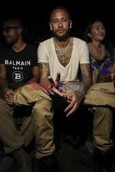 Goście na Tygodniu Mody w Paryżu - lato 2022