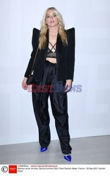 Goście na Tygodniu Mody w Paryżu - lato 2022