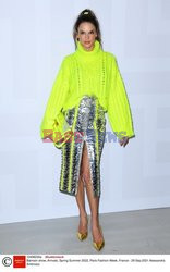 Goście na Tygodniu Mody w Paryżu - lato 2022