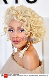 Goście na Tygodniu Mody w Paryżu - lato 2022