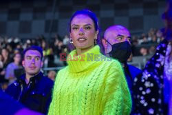 Goście na Tygodniu Mody w Paryżu - lato 2022