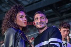 Goście na Tygodniu Mody w Paryżu - lato 2022