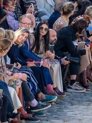 Goście na Tygodniu Mody w Paryżu - lato 2022