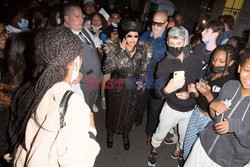 Goście na Tygodniu Mody w Paryżu - lato 2022