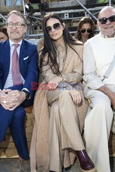 Goście na Tygodniu Mody w Paryżu - lato 2022