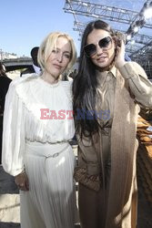 Goście na Tygodniu Mody w Paryżu - lato 2022