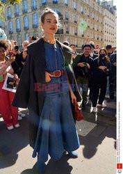 Goście na Tygodniu Mody w Paryżu - lato 2022