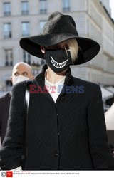 Goście na Tygodniu Mody w Paryżu - lato 2022