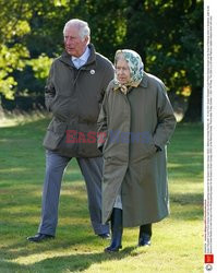 Królowa Elżbieta II i książę Karol sadzą drzewo