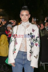 Goście na Tygodniu Mody w Paryżu - lato 2022