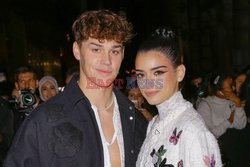 Goście na Tygodniu Mody w Paryżu - lato 2022