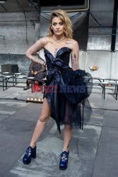 Goście na Tygodniu Mody w Paryżu - lato 2022