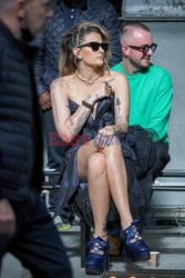 Goście na Tygodniu Mody w Paryżu - lato 2022