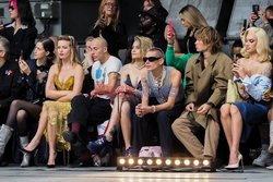 Goście na Tygodniu Mody w Paryżu - lato 2022