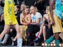 Goście na Tygodniu Mody w Paryżu - lato 2022