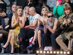 Goście na Tygodniu Mody w Paryżu - lato 2022